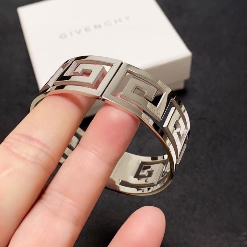 GIVENCHY